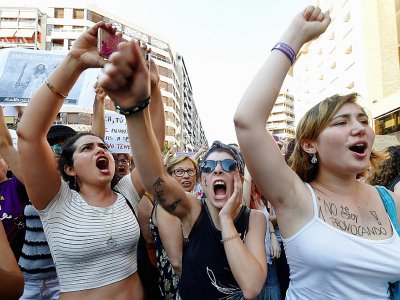 Des femmes manifestent contre la remise en liberté provisoire des membres de "La Meute", le 22 juin 2018 à Valence (est de l'Espagne) - JOSE JORDAN [afp/AFP/Archives]