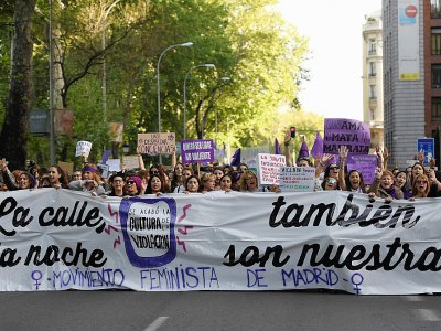 Des manifestants défilent derrière la banderole "La rue, la nuit nous appartiennent aussi", sous l'égide du Mouvement féministe de Madrid, le 4 mai 2018 à Madrid - GABRIEL BOUYS [AFP/Archives]