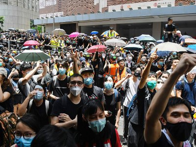 Des centaines de manifestants rassemblés devant le siège de la police, le 21 jin 2019 à Hong Kong - Anthony WALLACE [AFP]