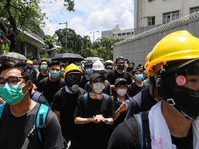 Des centaines manifestants se dirigent vers le siège du gouvernement local, le 21 juin 2019 à Hong Kong - Anthony WALLACE [AFP]