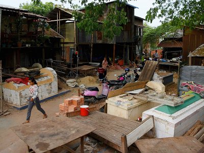 Un bidonville installé dans un cimetière, le 21 mai 2019 à Phnom Penh, au Cambodge - TANG CHHIN Sothy [AFP]