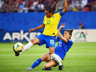 L'attaquante brésilienne Marta (g) lors du match de phase de groupes du Mondial face à l'Italie, à Valenciennes, le 18 juin 2019 - Philippe HUGUEN [AFP/Archives]