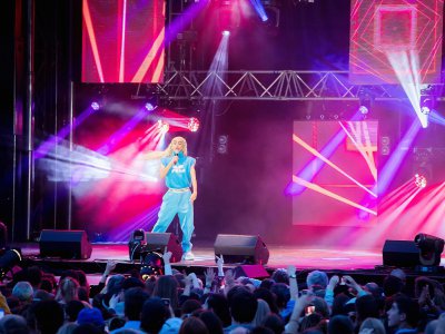 Bilal Hassani sur la scène du Tendance Live 2019 - Fem Dimages