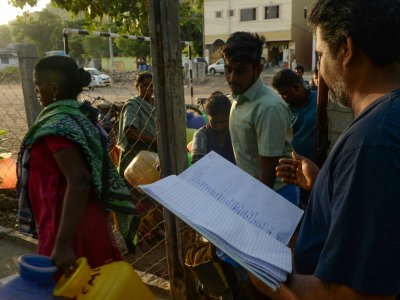 Les gérants de points d'eau tiennent des registres pour organiser l'accès à l'eau, à Chennai en Inde, le 20 juin 2019 - ARUN SANKAR [AFP]