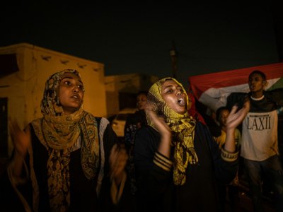 Des protestataires montent des barricades dans la ville jumelle de Khartoum, Omdurman, le 22 juin 2019 - Yasuyoshi CHIBA [AFP]
