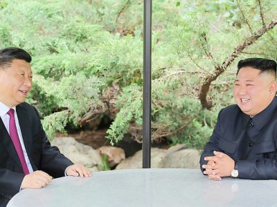 Le leader nord-coréen Kim Jong Un (à droite) reçoit le président chinois Xi Jinping à Pyongyang, le 21 juin 2019 - KCNA VIA KNS [KCNA VIA KNS/AFP]