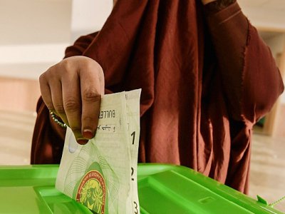 Une femme vote le 22 juin 2019 à Nouakchott pour la présidentielle en Mauritanie. - Sia KAMBOU [AFP]