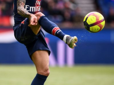 Le défenseur du PSG Dani Alves contrôle le ballon lors du match contre Nice, en L1 au Parc des Princes, le 4 mai 2019 - Anne-Christine POUJOULAT [AFP/Archives]