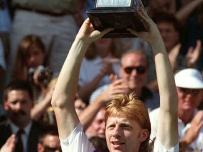 Boris Becker brandit le trophée du vainqueur de l'Open d'Australie après avoir battu le tchèque Ivan Lendl en finale, le 27 janvier 1991 - PATRICK RIVIERE [AFP/Archives]
