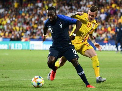 Le milieu de terrain des Bleuets Jonathan Ikone (g) lors du match nul 0-0 face à la Roumanie le 24 juin 2019 à l'Euro - Miguel MEDINA [AFP]