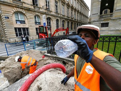 Des ouvriers travaillent dans la chaleur à Bordeaux, le 24 juin 2019 - MEHDI FEDOUACH [AFP]