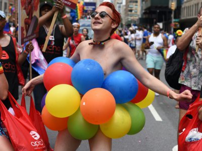 Un participant à la Gay Pride du 24 juin 2018, à New York - TIMOTHY A. CLARY [AFP]