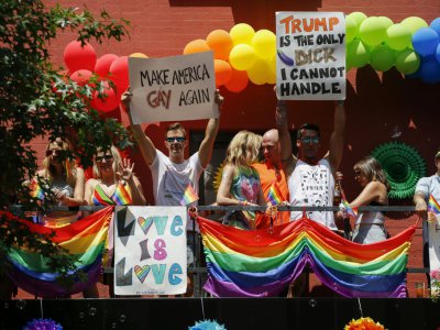 Des panneaux anti-Trump lors de la Gay Pride du 24 juin 2018, à New York - KENA BETANCUR [GETTY IMAGES NORTH AMERICA/AFP]