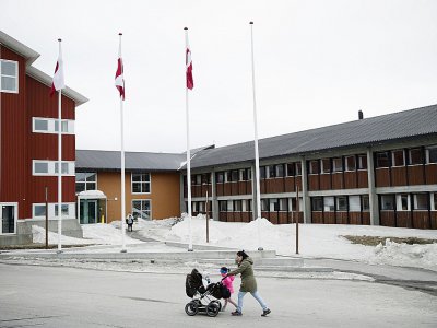Une femme et ses enfants à Nuuk, capitale du Groenland, en avril 2018 - Christian Klindt Soelbeck [Ritzau Scanpix/AFP/Archives]