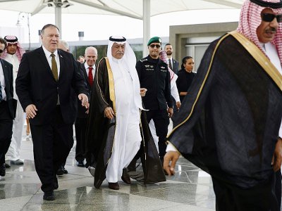 Le secrétaire d'Etat américain Mike Pompeo (G) est accueilli à Jeddah en Arabie saoudite par le chef de la diplomatie saoudienne Ibrahim Al-Assaf (C), le 24 juin 2019 - Jacquelyn Martin [AFP]
