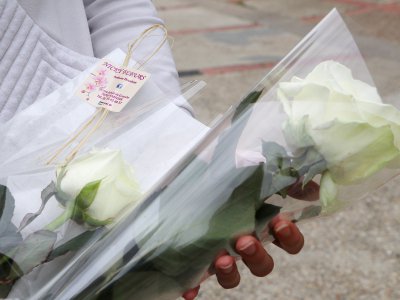 Avec un registre de doléances et des roses blanches, les habitants ont souhaité montrer leur soutien à la famille. - Noémie Lair
