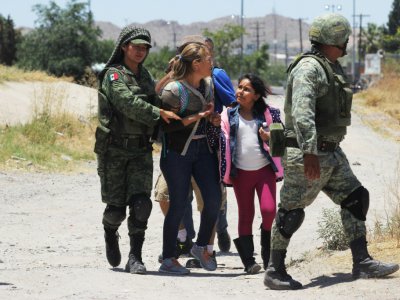 Des membres de la Garde nationale mexicaine arrêtent des femmes et une fillette s'apprêtant à franchir le Rio Bravo entre Ciudad Juarez au Mexique et El Paso aux Etats-Unis, le 21 juin 2019 - HERIKA MARTINEZ [AFP/Archives]