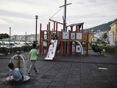 Des enfants, migrants et grecs, jouent sur une aire de jeux de Vathy, le chef-lieu de l'île de Samos, le 19 juin 2019 - LOUISA GOULIAMAKI [AFP]