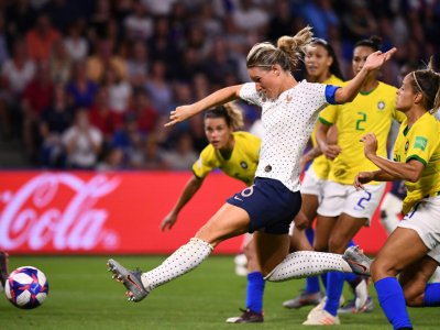 La capitaine des Bleues Amandine Henry inscrit un but dans les prolongations contre le Brésil au Mondial-2019, le 23 juin 2019 au Havre - FRANCK FIFE [AFP/Archives]