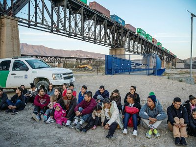Une trentaine de migrants brésiliens ont été arrêtés après avoir traversé illégalement la frontière américaine à Sunland Park (Nouveau-Mexique), le 20 mars 2019 - Paul Ratje [AFP]