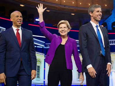 Les candidats démocrates Elizabeth Warren, au centre, Cory Booker, à gauche et Beto O'Rourke, à droite, sur le plateau du débat télévisé à Miami, en Floride, le 26 juin 2019 - SAUL LOEB [AFP]