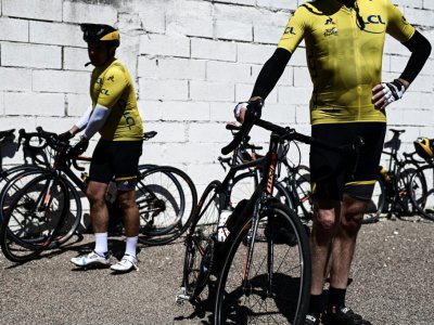 Cyclistes amateurs revêtus du maillot jaune du Tour de France 2019 à l'effigie d'anciens coureurs ayant porté la prestigieuse tunique dans la Grande Boucle, le 14 mai 2019 à Romilly-sur-Seine - Philippe LOPEZ [AFP/Archives]