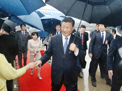 Le président chinois Xi Jinping (c) arrive à l'aéroport du Kansai au Japon, le 27 juin 2019, avant un sommet du G20 - JIJI PRESS [Japan Pool/AFP]