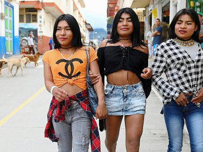 Trois cousines transgenres, Erika (à gauche), Veronica (au centre) et Monica (à droite) marchent dans une rue de Santuario en Colombie le 10 mai 2010 - Raul ARBOLEDA [AFP]