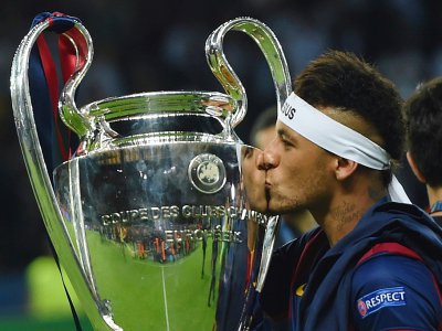 Neymar embrasse la Ligue des champions après sa victoire en finale avec le Barça contre la Juventus Turin le 6 juin 2015 à Berlin - PATRIK STOLLARZ [AFP/Archives]