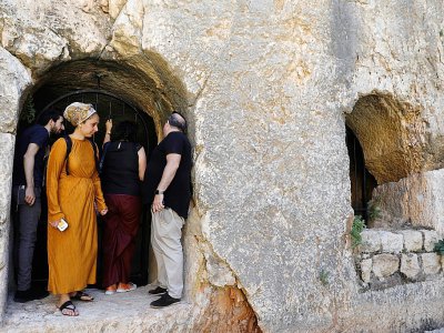 Des visiteurs photographiés dans le Tombeau des rois à Jérusalem,  rouvert après presque 10 ans de fermeture, le 27 juin 2019 - MENAHEM KAHANA [afp/AFP]