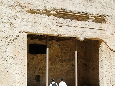 Des visiteurs arpentent le Tombeau des rois à Jérusalem, rouvert à la visite après presque 10 ans de fermeture, le 27 juin 2019 - MENAHEM KAHANA [afp/AFP]