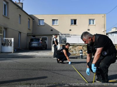 La police inspecte la cour de la mosquée de Pontanezen où ont été tirés des coups de feu, à Brest le 27 juin 2019 - Fred TANNEAU [AFP]