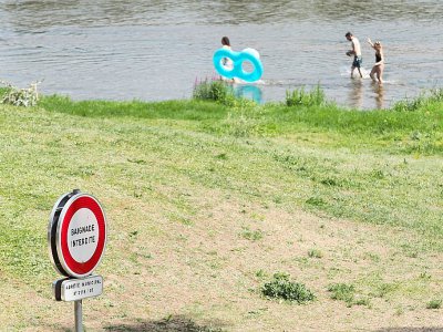 Des personnes se baignent dans la Loire, dans un lieu interdit à la baignade, le 27 juin 2019 - GUILLAUME SOUVANT [AFP]