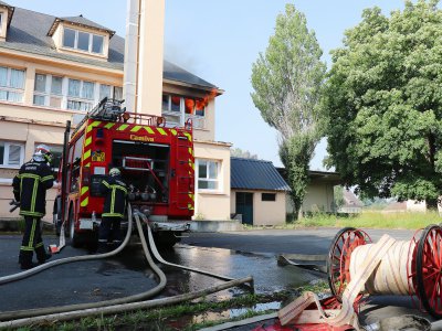 Les pompiers à l'extérieur s'assurent de bien installer les tuyaux et l'alimentation en eau. - Charlotte Hautin