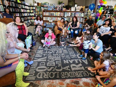 L'atelier lecture de la librairie californienne est organisé dans le cadre de l'initiative nationale "Drag Queen Story Hour" - Frederic J. BROWN [AFP]