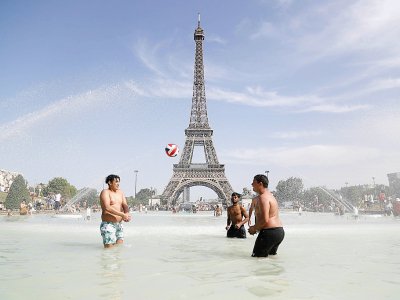 Partie de ballon dans la fontaine du Trocadéro à Paris le 28 juin 2019 - Zakaria ABDELKAFI [AFP]