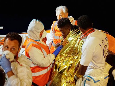 Photo transmise par l'ONG Sea-Watch d'un migrant évacué du navire Sea-Watch 3 pour raisons médicales, au large de Lampedusa (Italie) le 28 juin 2019 - Handout [Sea Watch/AFP]