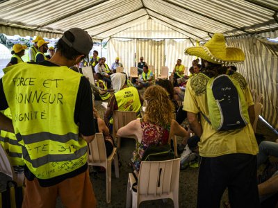 Des "gilets jaunes"  réunis pour évoquer la suite du mouvement avant les vacances d'été, le 29 juin 2019 à Montceau-les-Mines(Saône-et-Loire) - JEAN-PHILIPPE KSIAZEK [AFP]