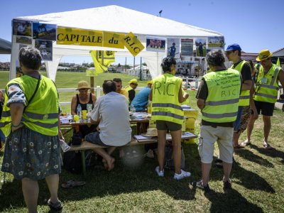 Des "gilets jaunes"  réunis pour évoquer la suite du mouvement avant les vacances d'été, le 29 juin 2019 à Montceau-les-Mines (Saône-et-Loire) - JEAN-PHILIPPE KSIAZEK [AFP]