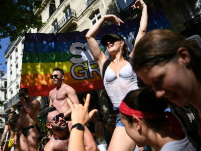Musique et danse lors de La Marche de fierté entre Montparnasse et République à Paris le 29 juin 2019 - Christophe ARCHAMBAULT [AFP]