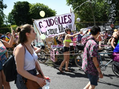 Les "Goudoues en roue libre" défilent entre Montparnasse et République à Paris le 29 juin 2019 - Christophe ARCHAMBAULT [AFP]
