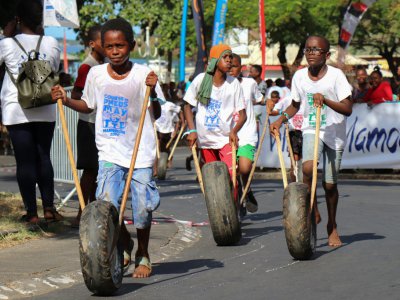 1.8 kilometre de course derrière un pneu, à Mamoudzou dans le nord-est de Mayotte le 19 juin 2019 - Ornella LAMBERTI [AFP]