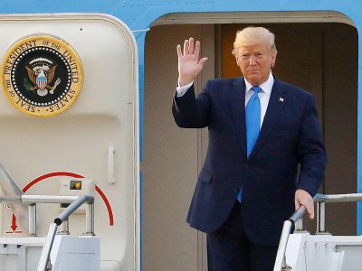 Le président américain Donald Trump à son arrivée en Corée du Sud, à la base aérienne d'Osan le 29 juin 2019 - KIM HONG-JI [POOL/AFP]