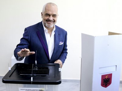 Le premier ministre socialiste albanais Edi Rama vote dans le village de Surrel près de Tirana le 30 juin 2019 - Gent SHKULLAKU [AFP]