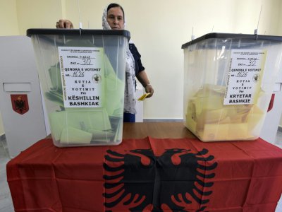 Une femme vote aux élections locales à Kamza en Albanie le 30 juin 2019 - Gent SHKULLAKU [AFP]