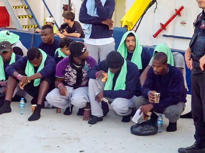 Des migrants débarquent du Sea-Watch 3 dans le port de Lampedusa le 29 juin 2019 - Anaelle LE BOUEDEC [LOCALTEAM/AFP/Archives]