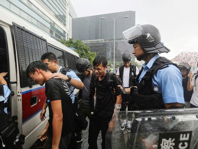 La police emmène des manifestants hostiles au gouvernement de Hong Kong le 1er juillet 2019 - Vivek Prakash [Afp/AFP]