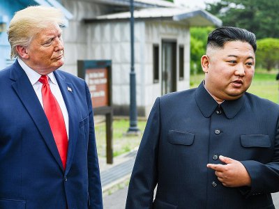Le président américain Donald Trump et le leader nord-coréen Kim Jung, le 30 juin 2019 dans la zone démilitarisée entre les deux Corées à Panmunjom - Brendan Smialowski [AFP]