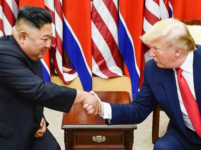 Le dirigeant nord-coréen Kim Jong Un et le président américain Donald Trump lors de leur rencontre dans la zone démilitarisée entre les deux Corées, le 30 juin 2019 à Panmunjom - Brendan Smialowski [AFP]