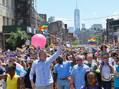 Le maire de New York Bill de Blasio défile aux côtés de ses concitoyens dans les rues de New York pour la Gay Pride géante, 50 ans après les émeutes de Stonewall, le 30 juin 2019 - ANGELA WEISS [AFP]
